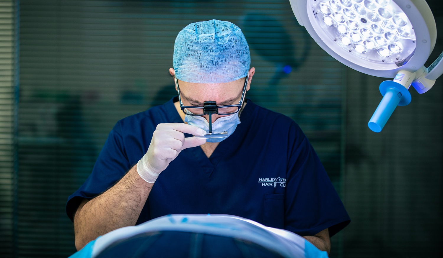 Qualifications To Look For In A Good Hair Transplant Surgeon