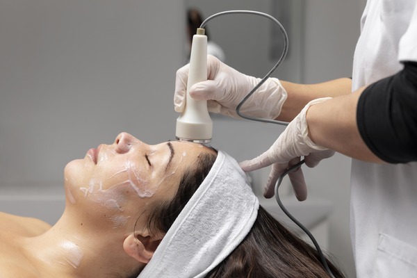 A woman relaxing during a hydra facial treatment.